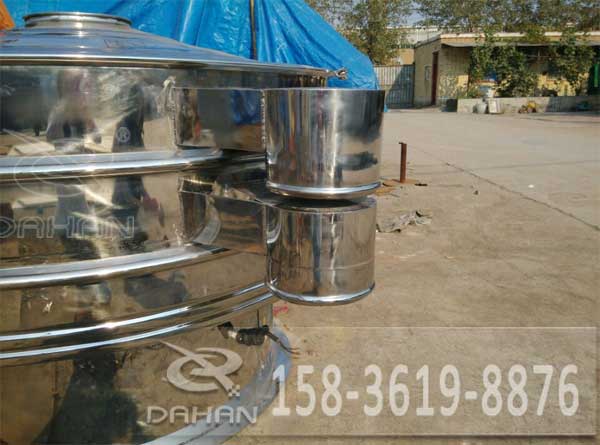 鋼珠分級振動(dòng)篩分機(jī)出料口 鋼珠分級振動(dòng)篩分機(jī)出料口